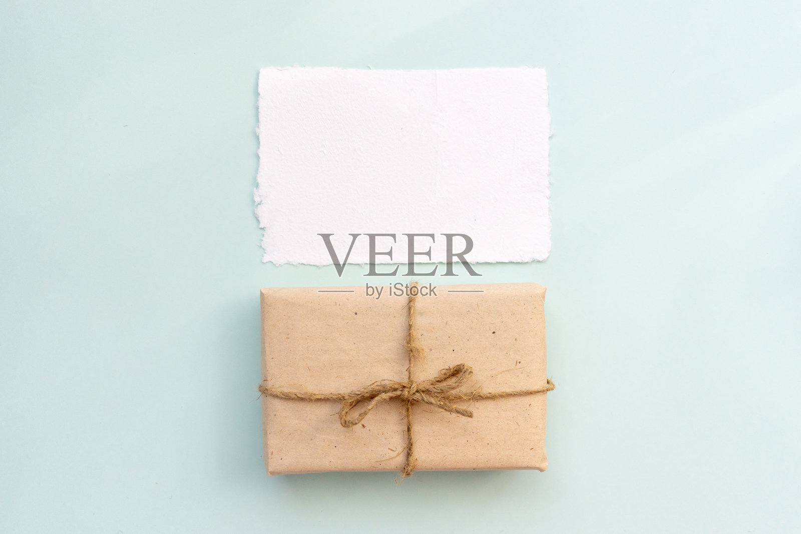 礼盒与牛皮纸和一张纸文字在浅蓝色背景。平铺父亲节的概念。照片摄影图片