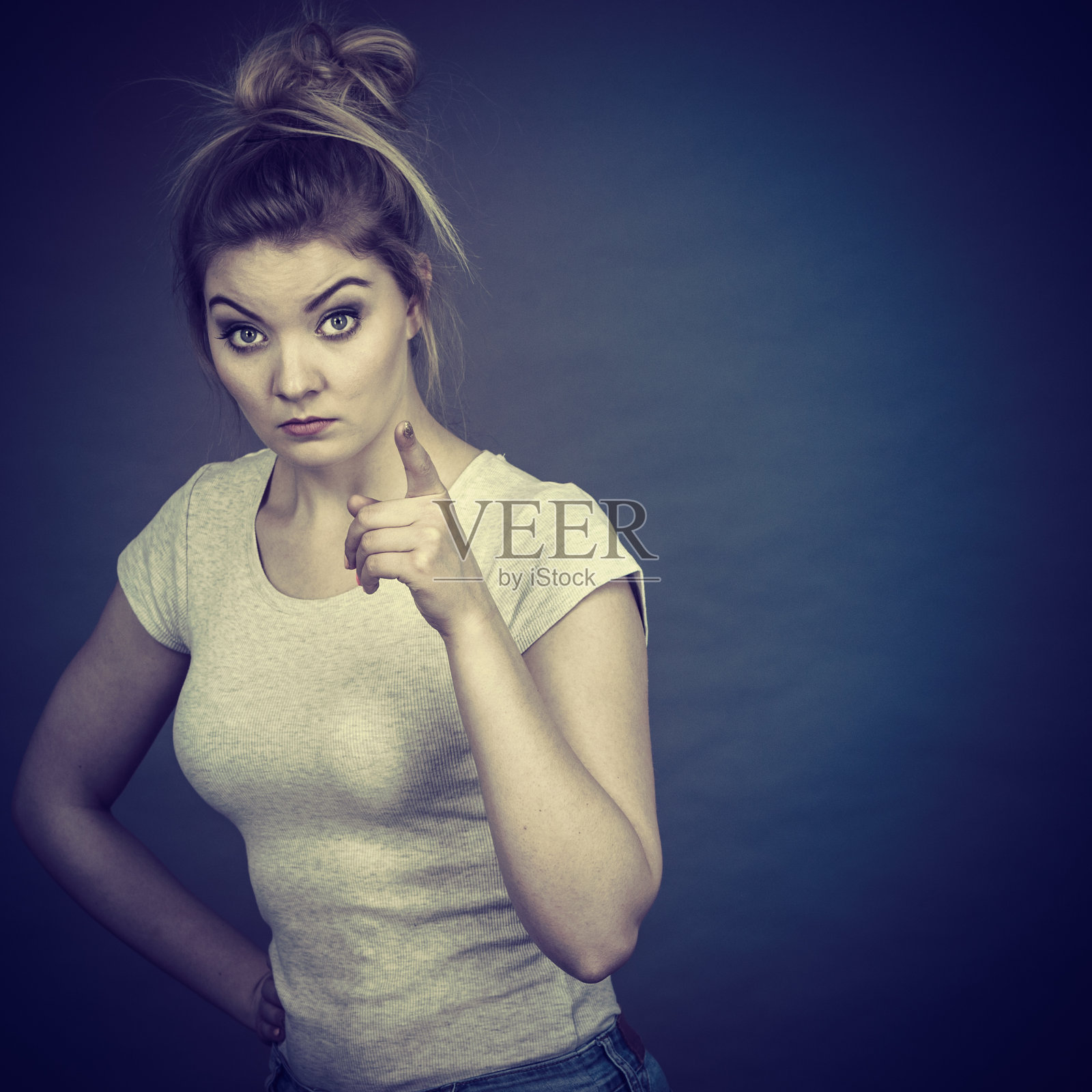 戴眼镜的女人对着摄像机照片摄影图片