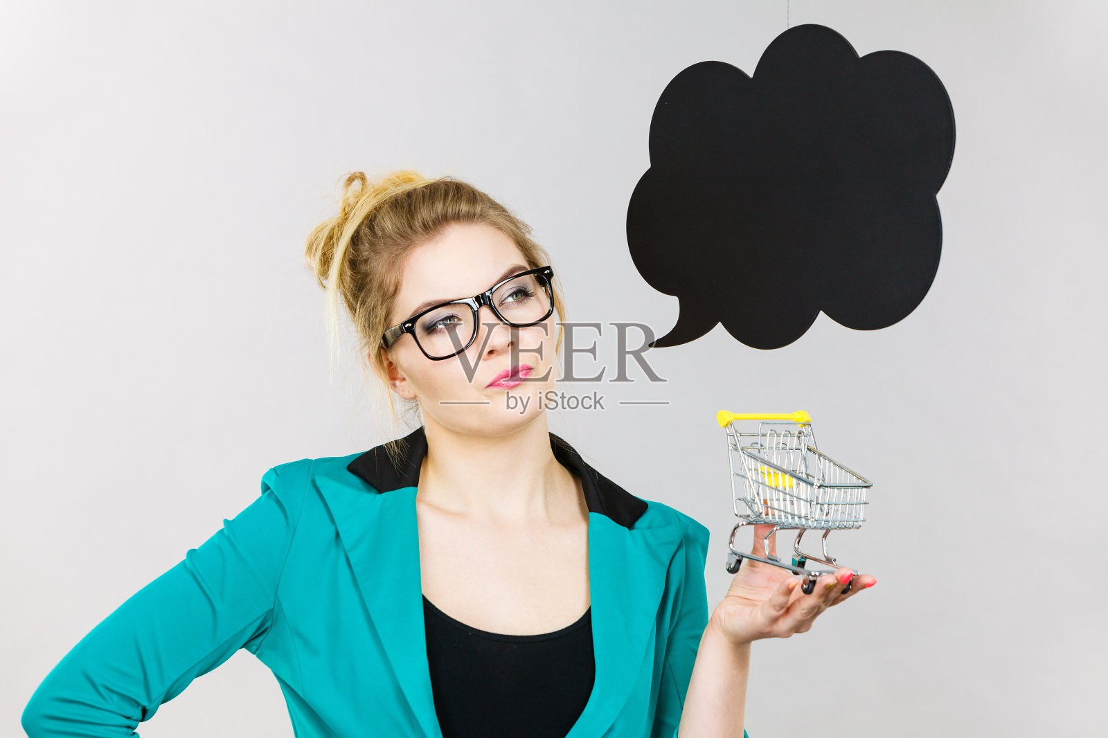 想想拿着小购物车的女商人照片摄影图片