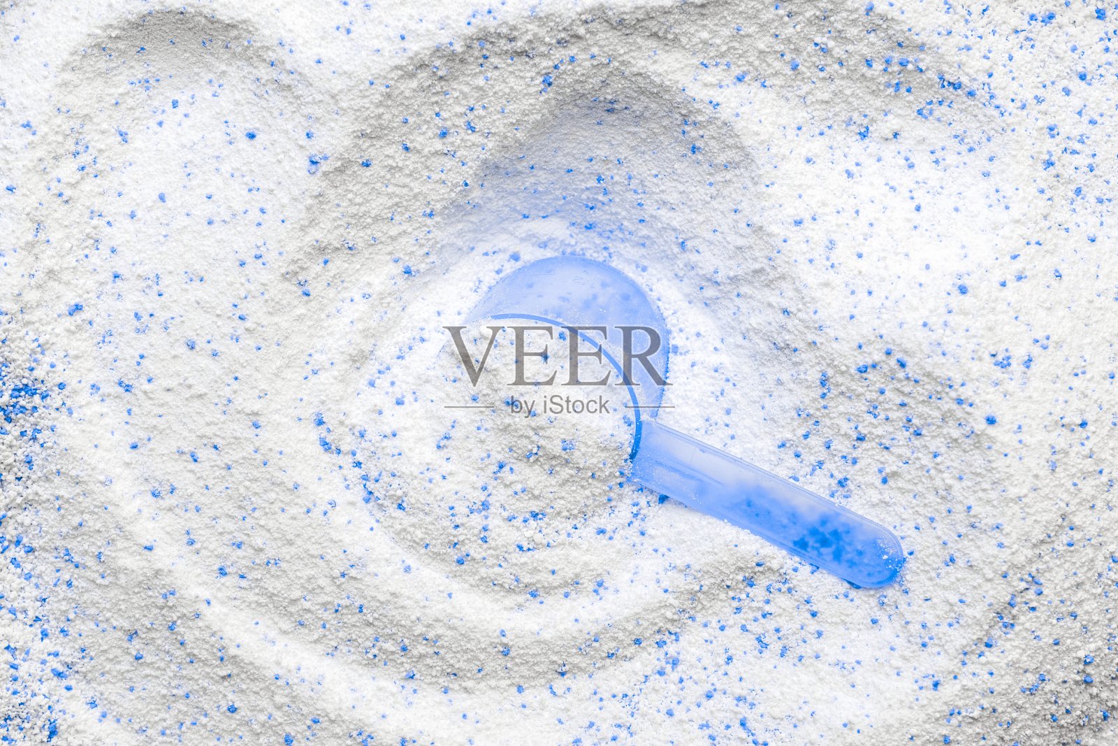 洗涤剂洗涤器。洗衣服用的白色洗衣粉。杯，勺液体肥皂上干净的洗衣纹理背景。家政与家居、家务清洁服务理念。照片摄影图片