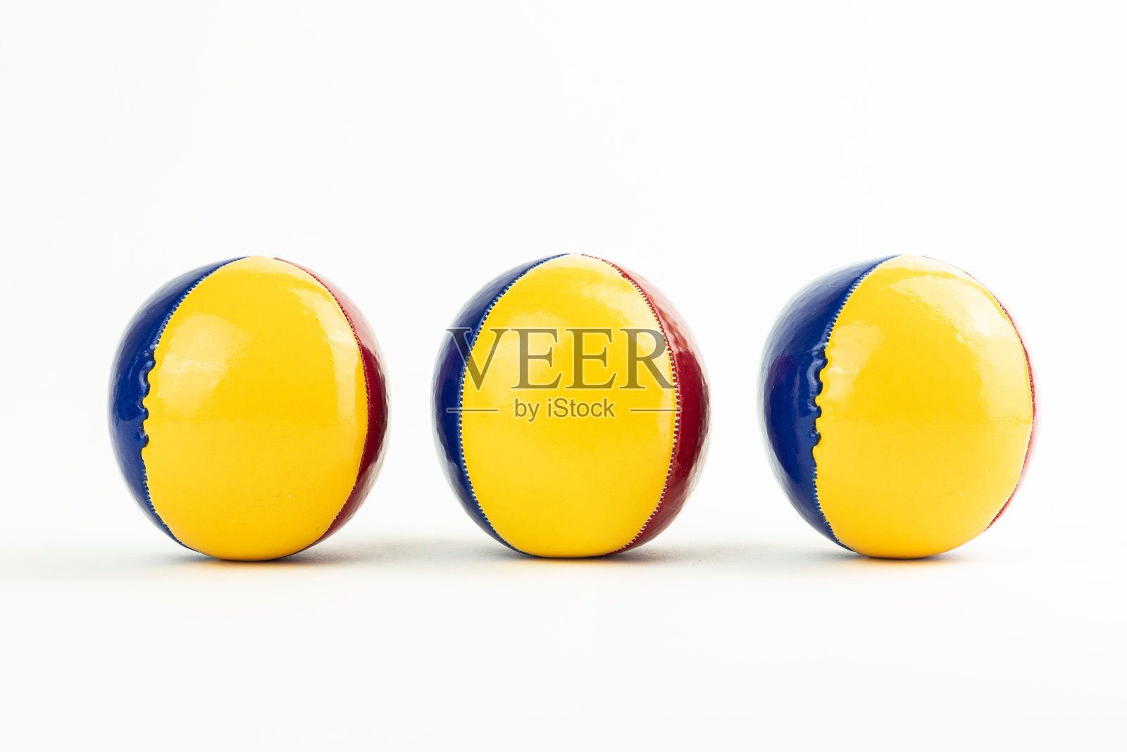 白色背景上的3个杂耍球。照片摄影图片