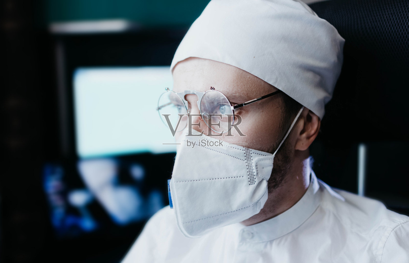 穿着制服戴着眼镜展望未来的悲伤医生。希望和悲伤的概念照片摄影图片