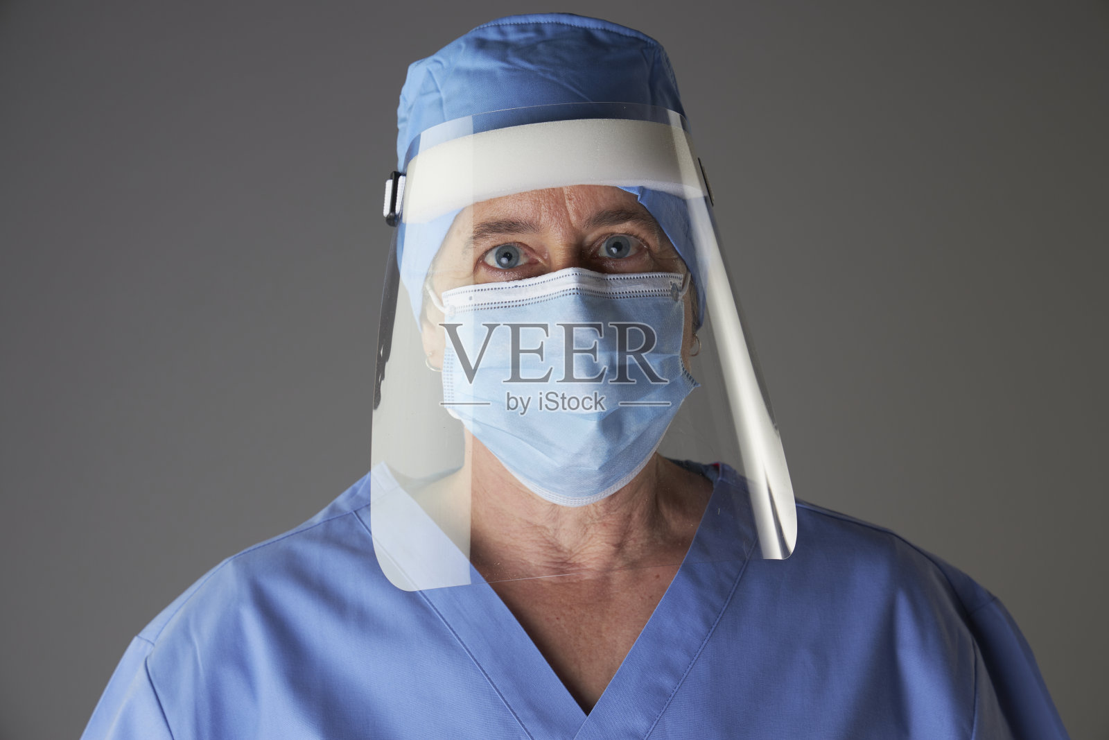 护士佩戴口罩和面罩照片摄影图片