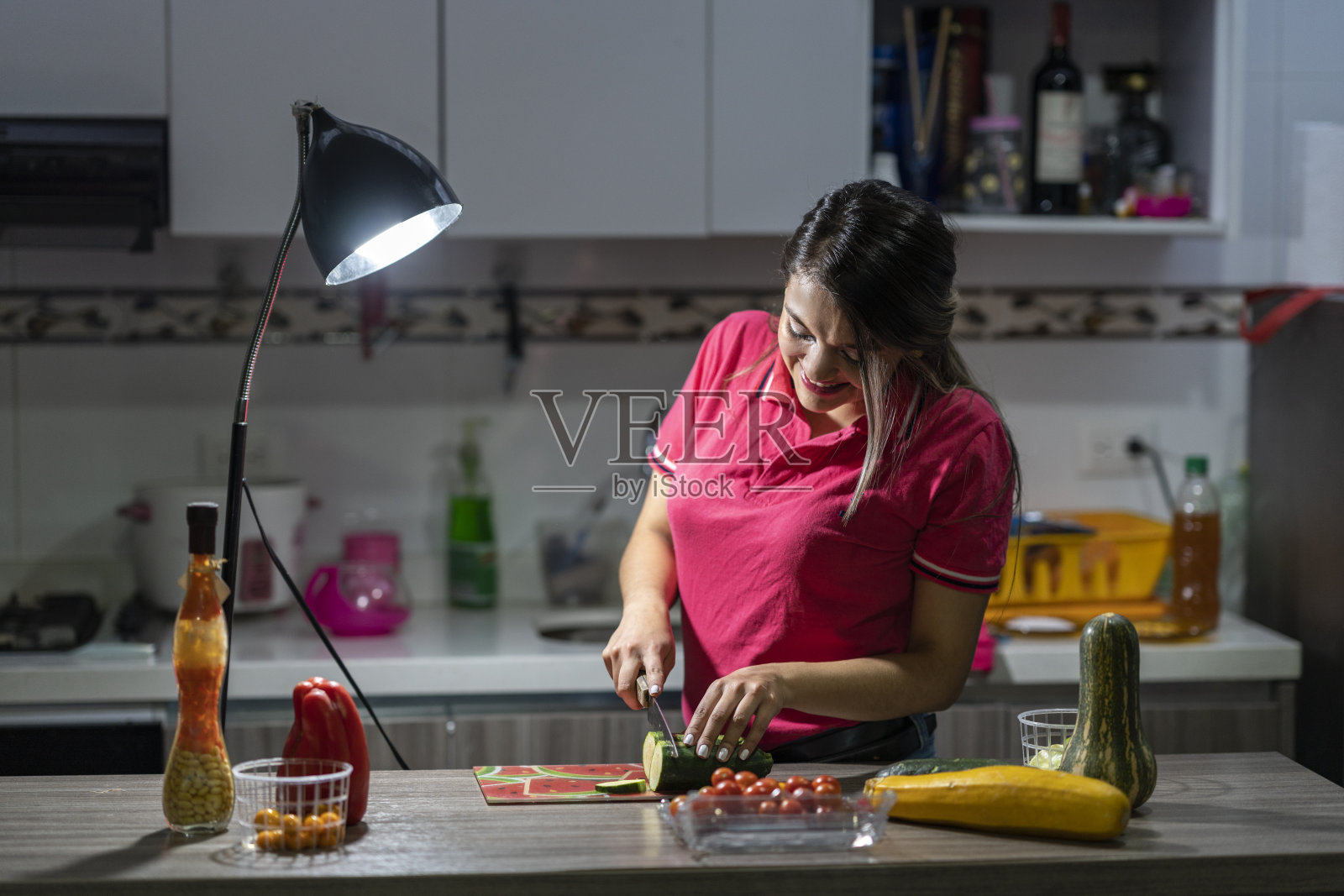 拉丁妇女在家做饭照片摄影图片