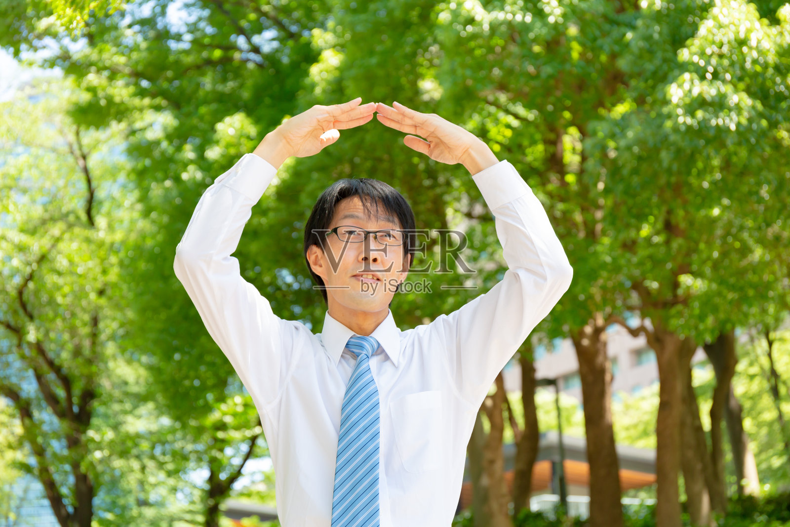 发出正确信号的瘦削日本商人照片摄影图片