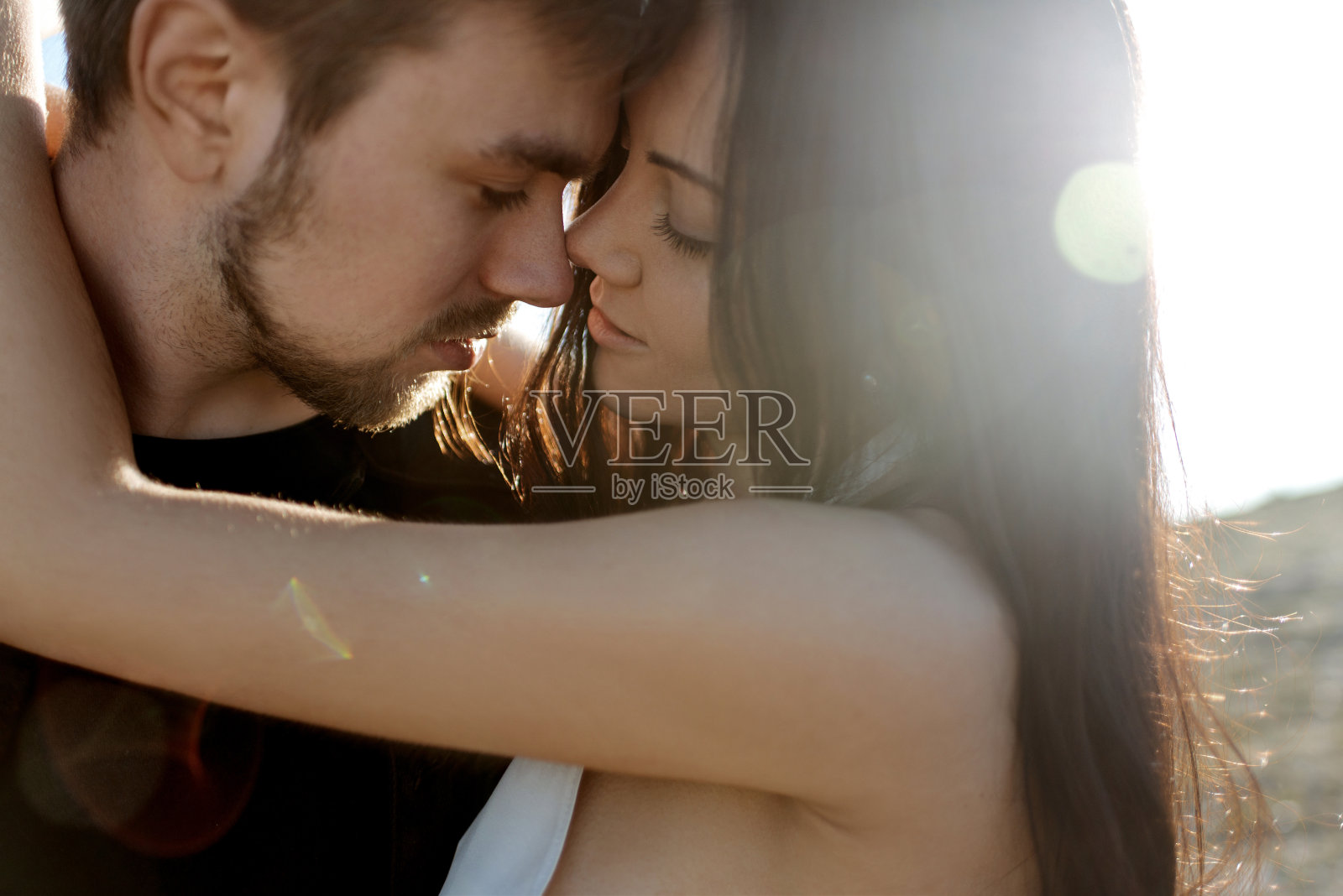 新娘和新郎面对面拥抱。照片摄影图片