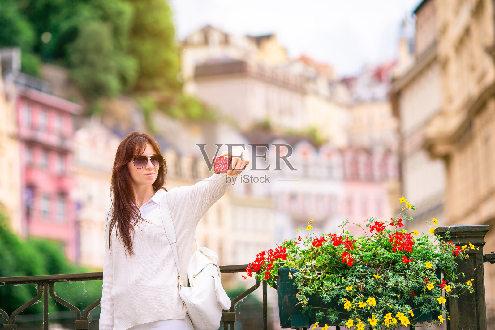 高加索游客走在欧洲荒凉的街道上。照片摄影图片