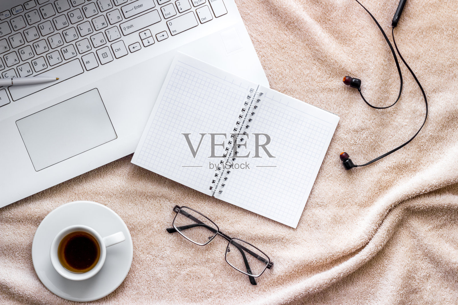 家庭办公室的概念。笔记本电脑，笔记本电脑对毯子俯视图照片摄影图片