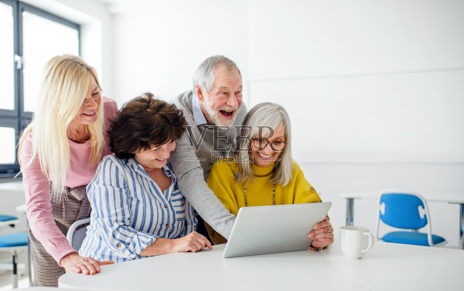 参加计算机与技术教育班的一群老年人。照片摄影图片