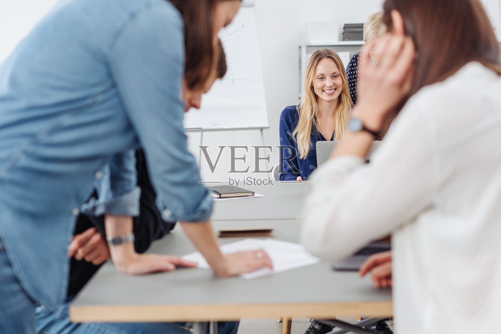 在繁忙的办公室里一群积极的商人照片摄影图片