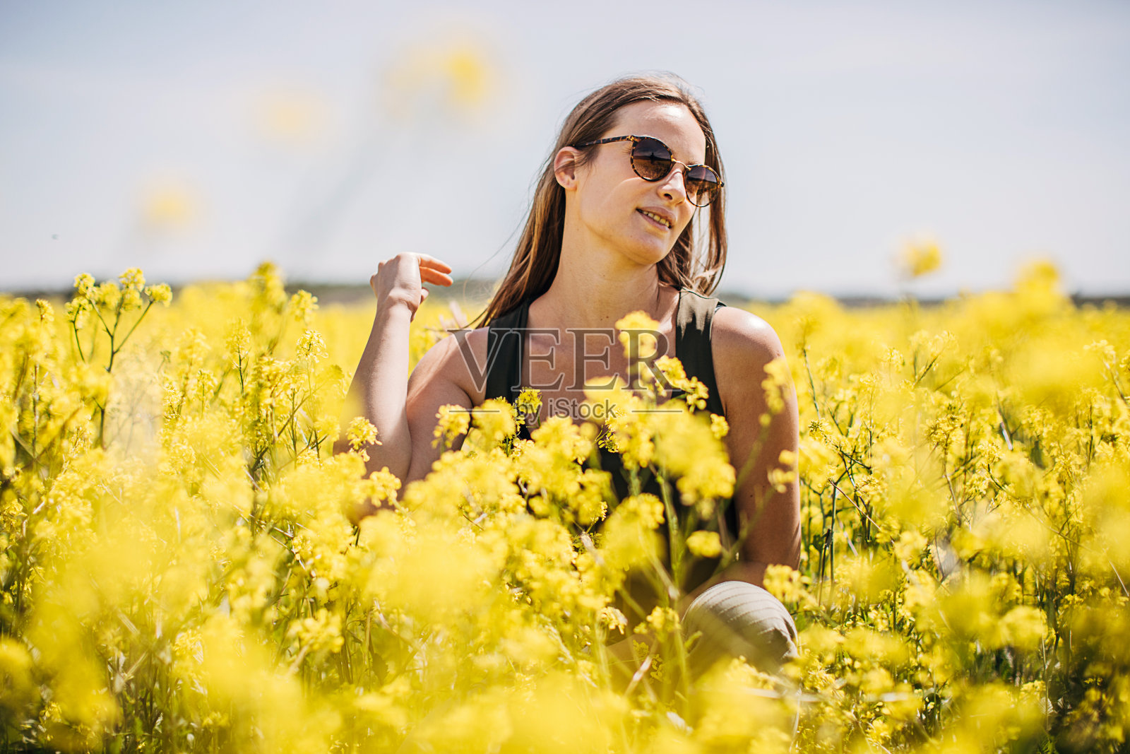 美丽的女人在生动的领域照片摄影图片
