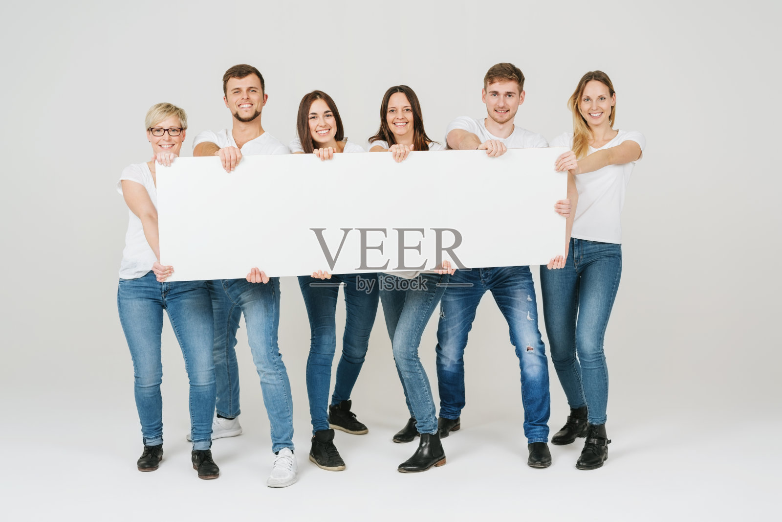 一群快乐的人举着全景横幅照片摄影图片