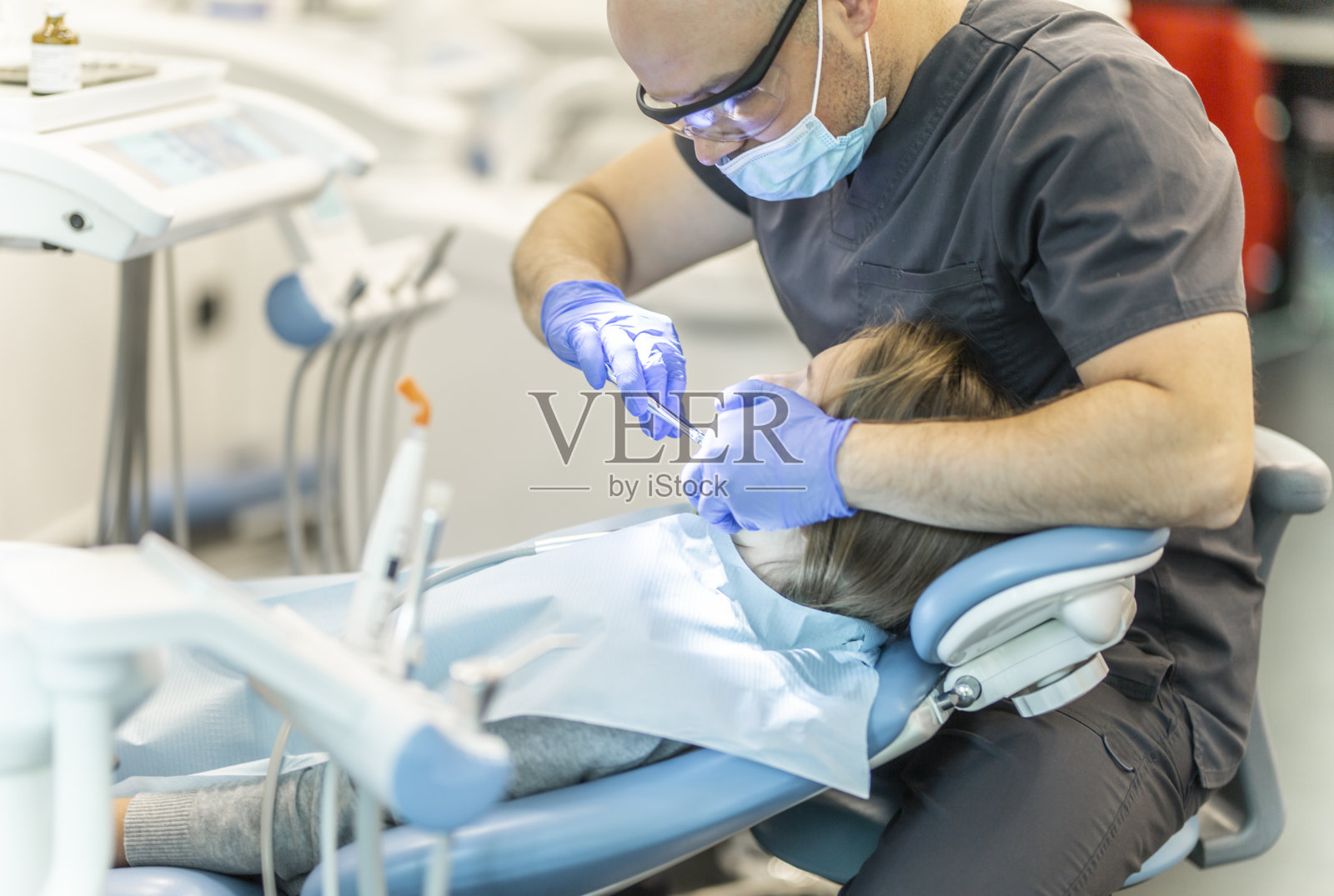 牙医条例里的小女孩的照片照片摄影图片