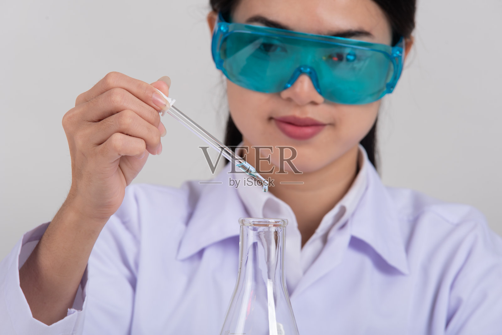 亚洲女科学家用试管在临床实验室做研究，科学和化学概念，医学技术人员照片摄影图片