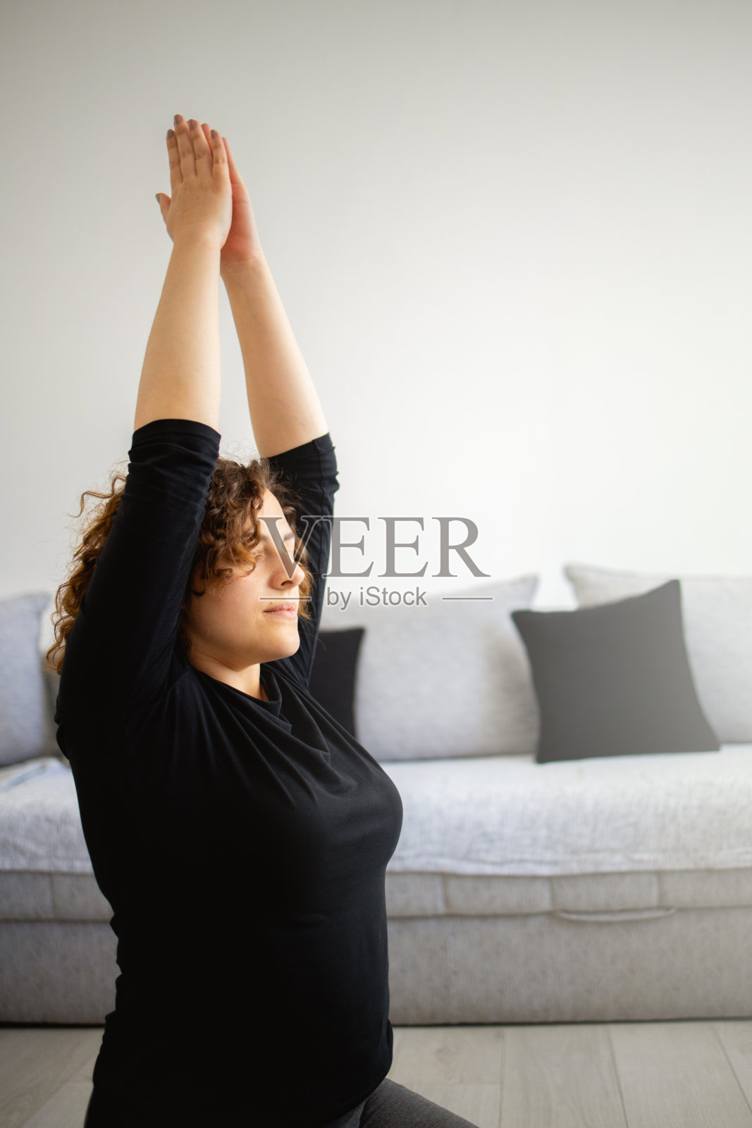 年轻女子在家里练习瑜伽照片摄影图片