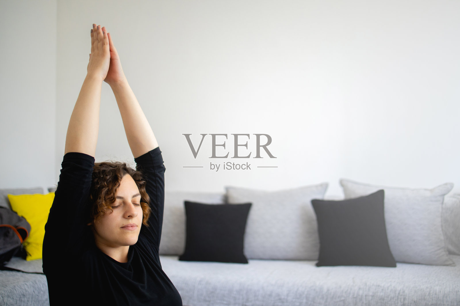 年轻女子在家里练习瑜伽照片摄影图片