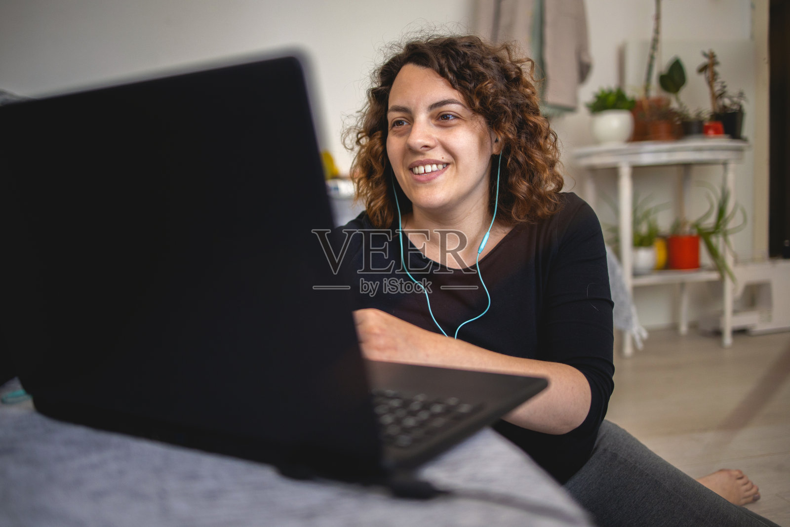 一名年轻女子在隔离期间用笔记本电脑与朋友和家人联系照片摄影图片