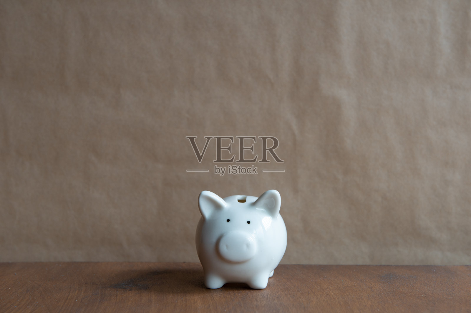 木制背景上的破储蓄罐照片摄影图片