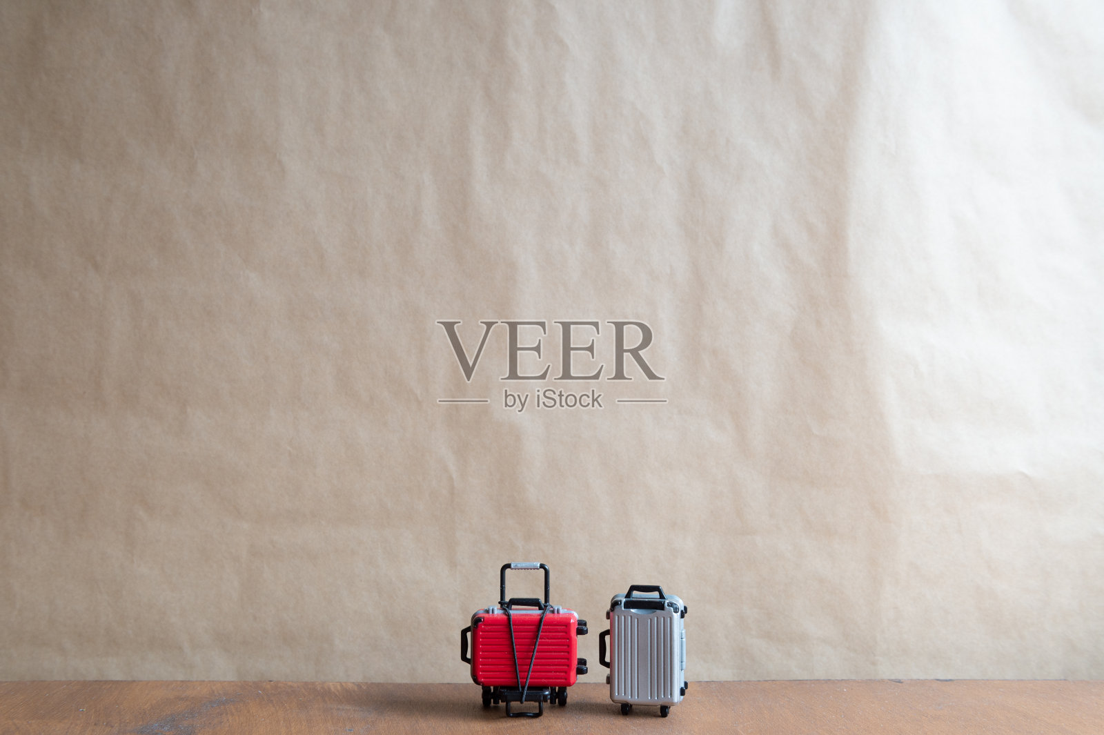 木制背景的微型旅行箱，旅行概念。简约风格，全景横幅背景与复制空间照片摄影图片