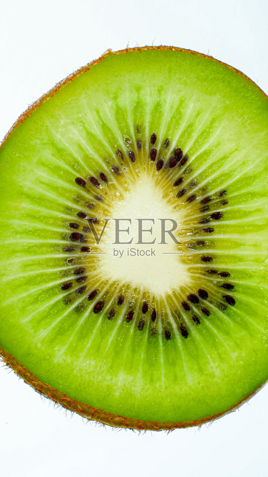 在白色的背景上成熟的绿色奇维片的特写照片。摘要背景的浆果和异国情调的热带水果。照片摄影图片