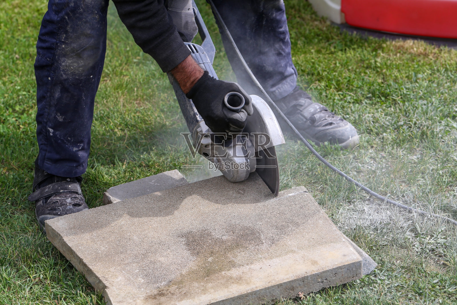 工业建筑工人使用专业的角磨床照片摄影图片