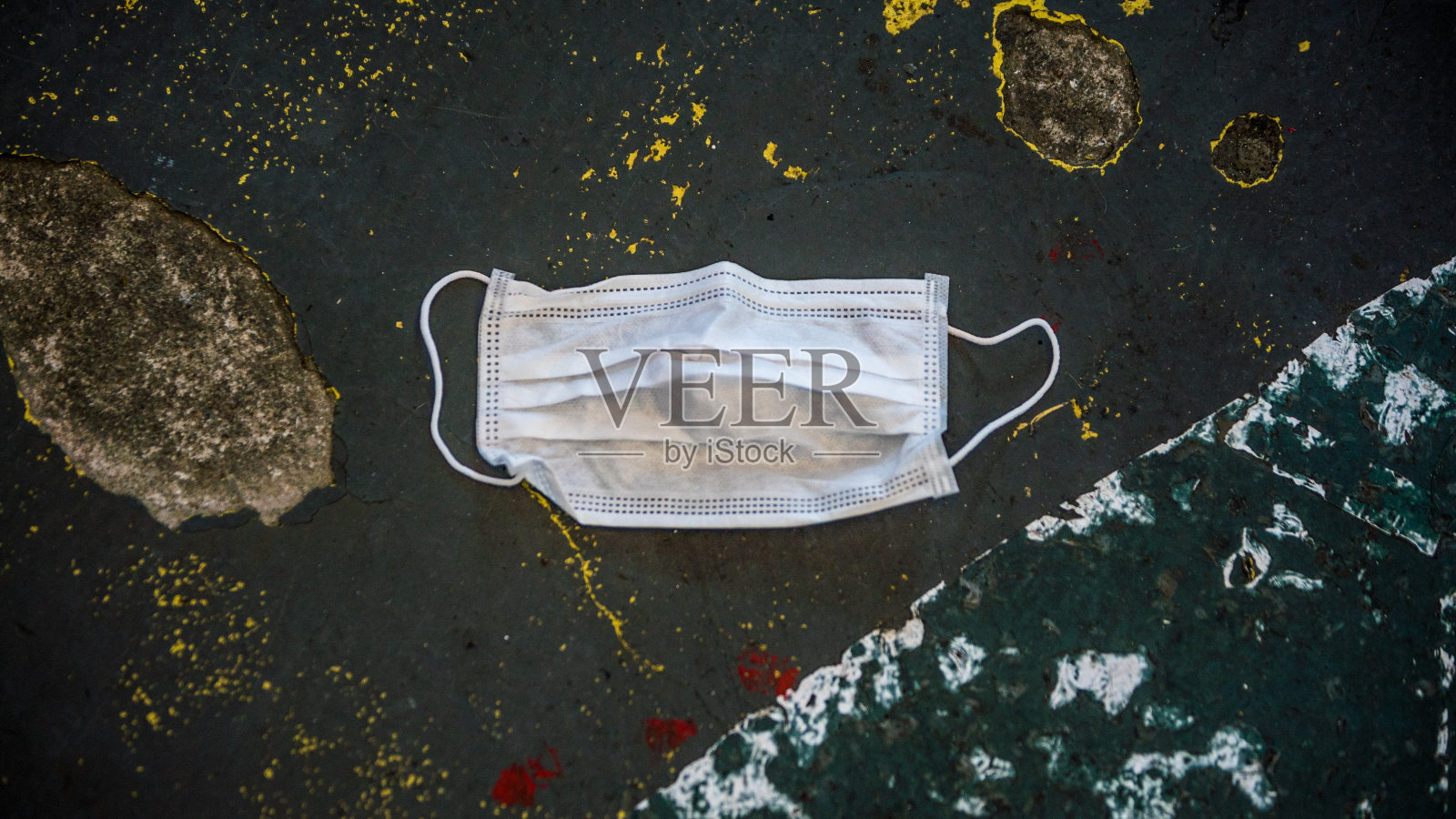 医用口罩在街上的地板上。保护新型冠状病毒照片摄影图片