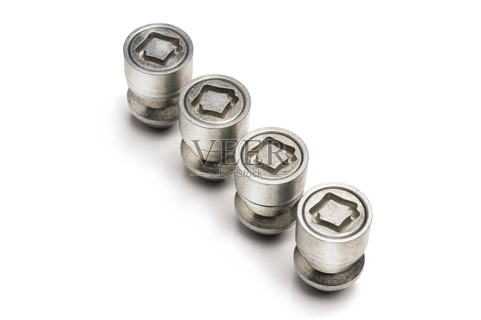 汽车锁紧螺母，车轮锁紧螺母，防止车轮被盗。特写的孤立在一个白色的背景照片摄影图片