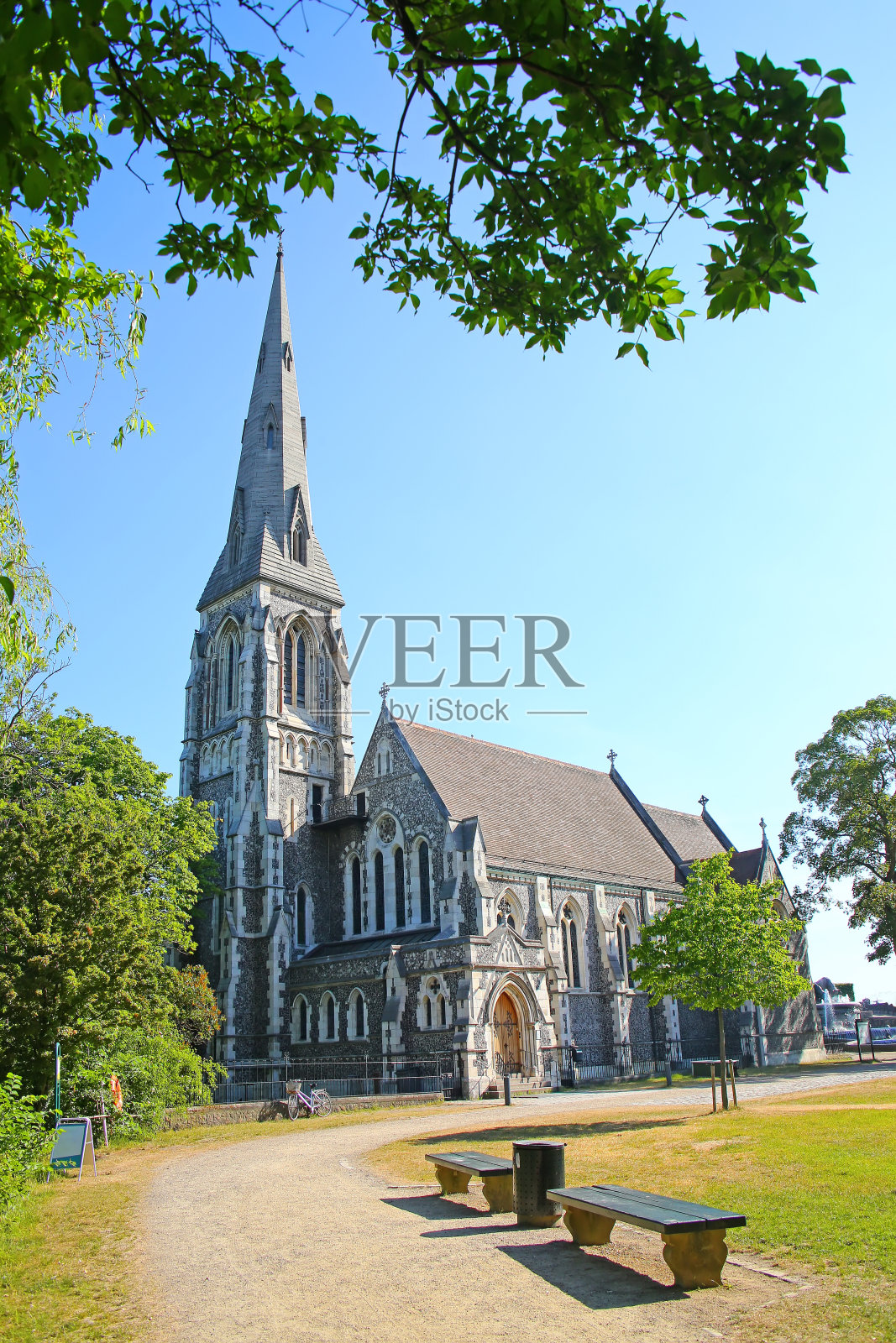 圣奥尔班教堂，或称为英国教堂，在美丽的庭园周围的树木和城市中心的地标。它是丹麦哥本哈根的一个圣公会教堂。照片摄影图片