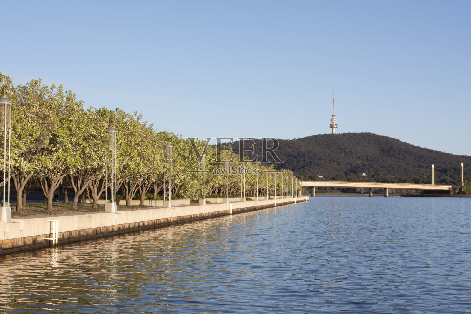 日出堪培拉的布莱克山和格里芬湖照片摄影图片