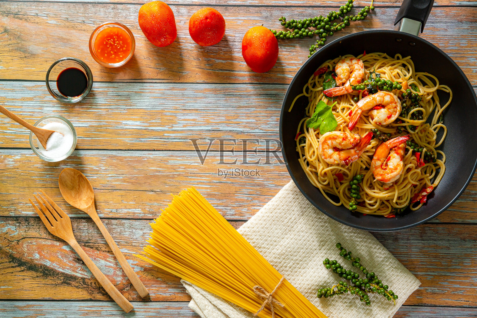 辣味意大利面，蕃茄酱虾特写在盘子上。水平俯视图从上面照片摄影图片