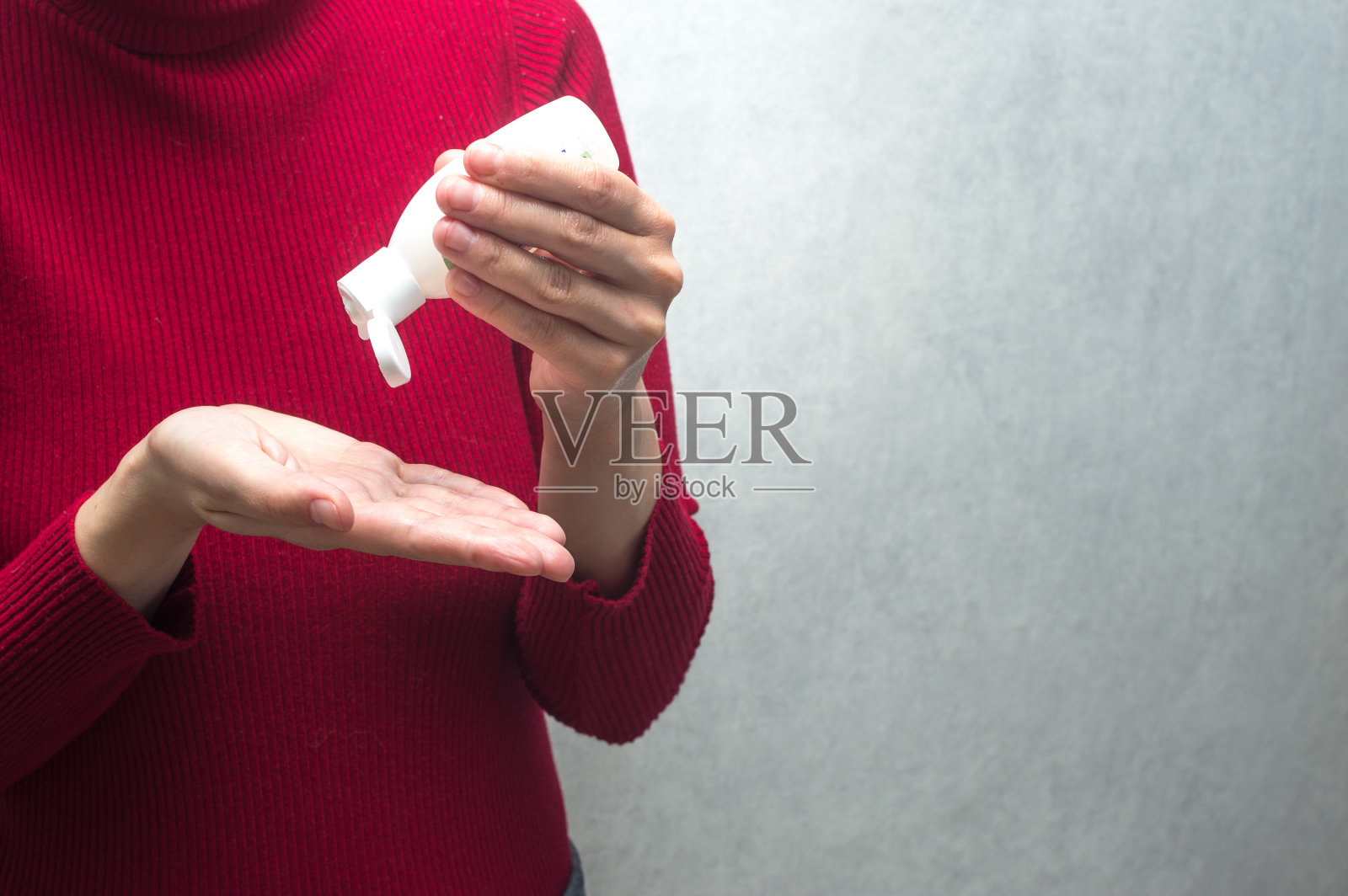 女人在他手上放了消毒水。手和抗菌凝胶特写。防止病毒和细菌的概念。流感大流行照片摄影图片