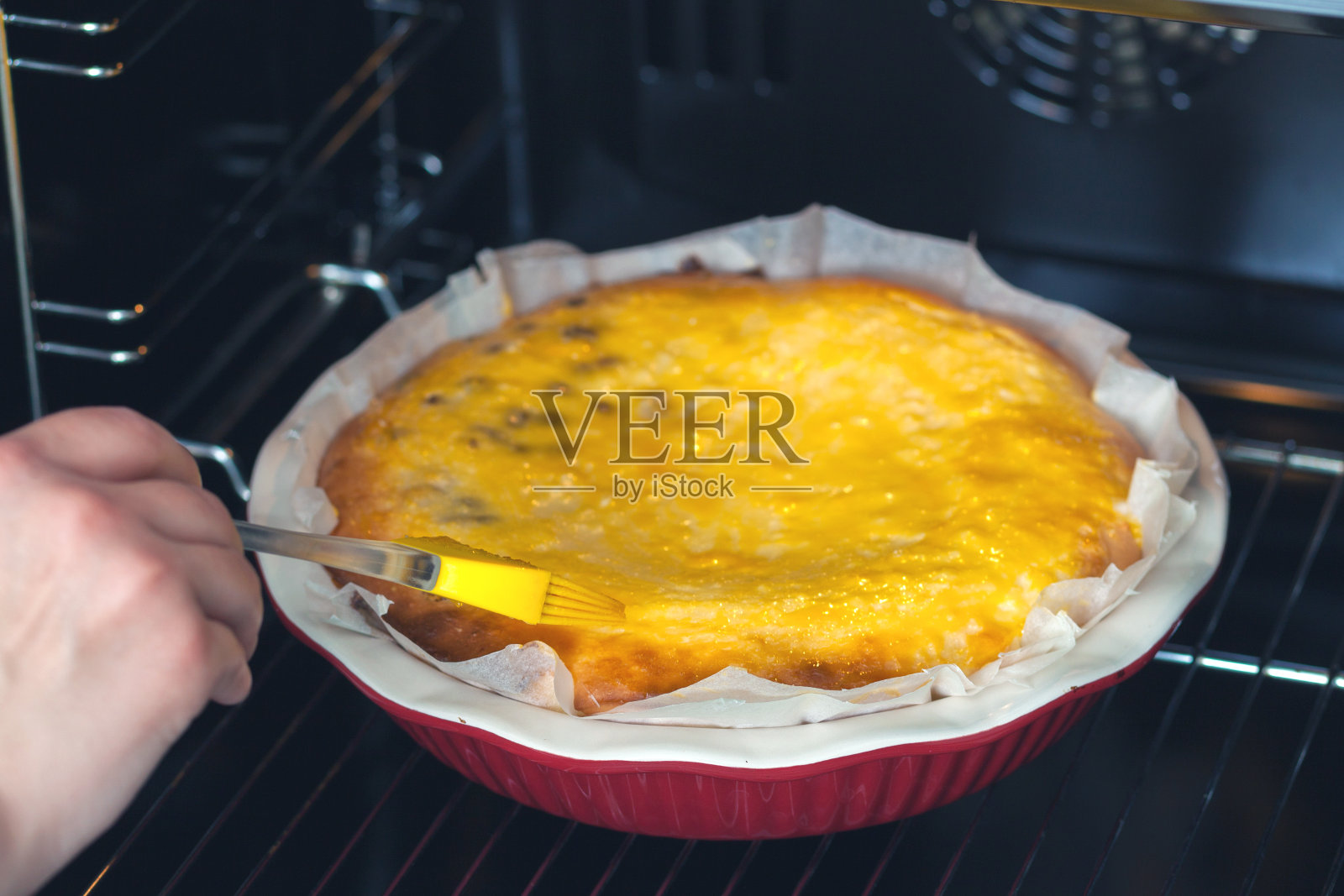 烤箱烤干酪砂锅。红色烤盘照片摄影图片