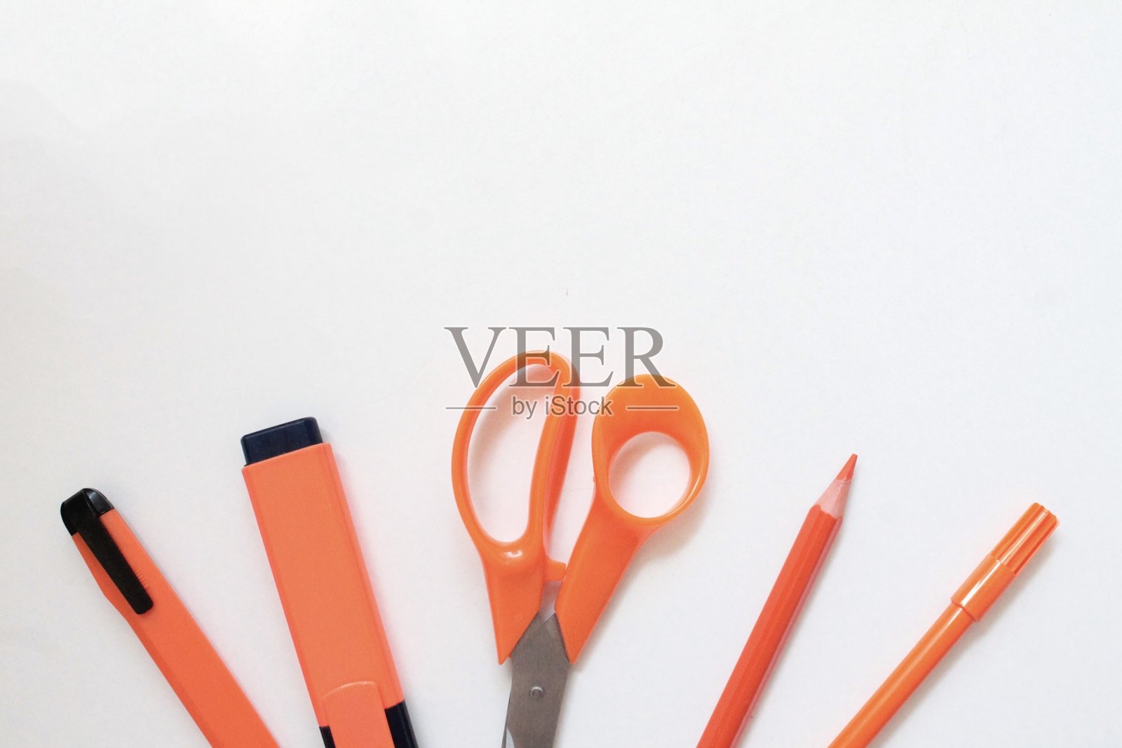 橙色办公室，白色背景。主题为学校。返校理念照片摄影图片