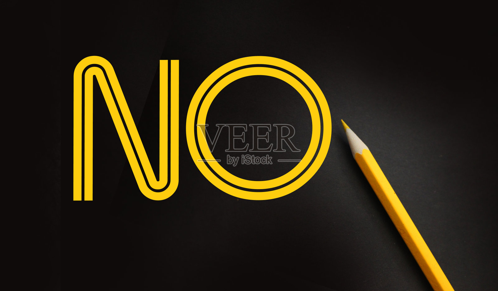 用铅笔在黑色背景上写“NO”。Refuce概念照片摄影图片