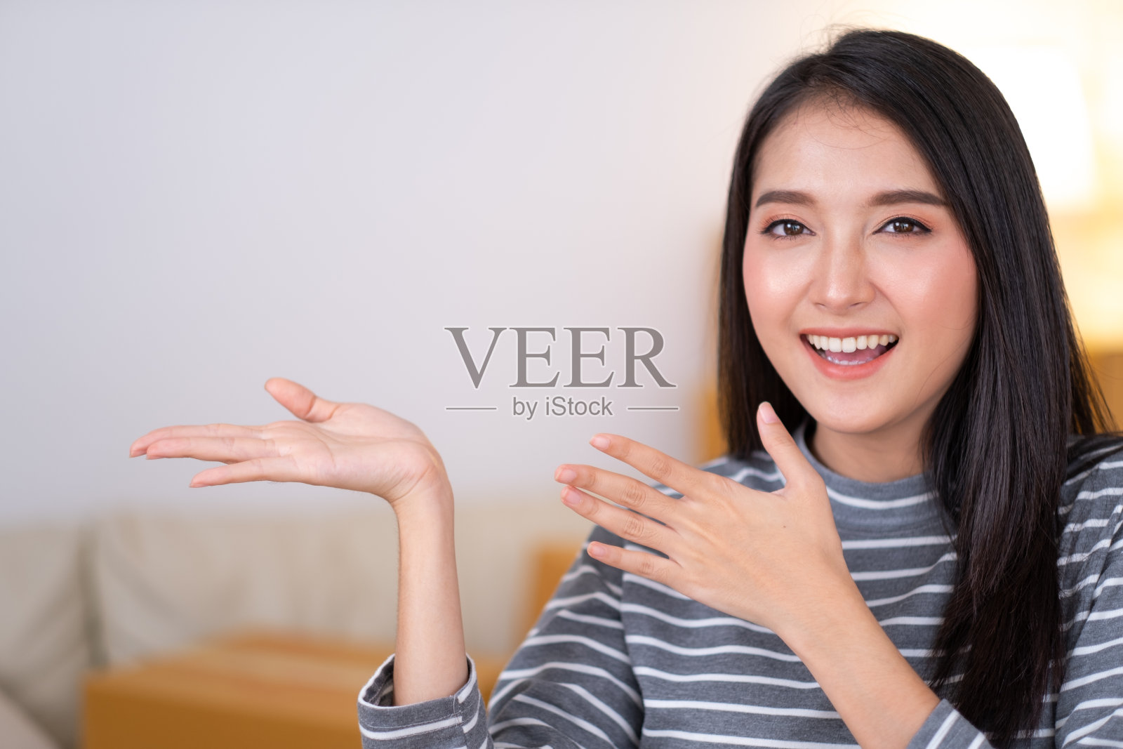 在家里工作的亚洲妇女照片摄影图片