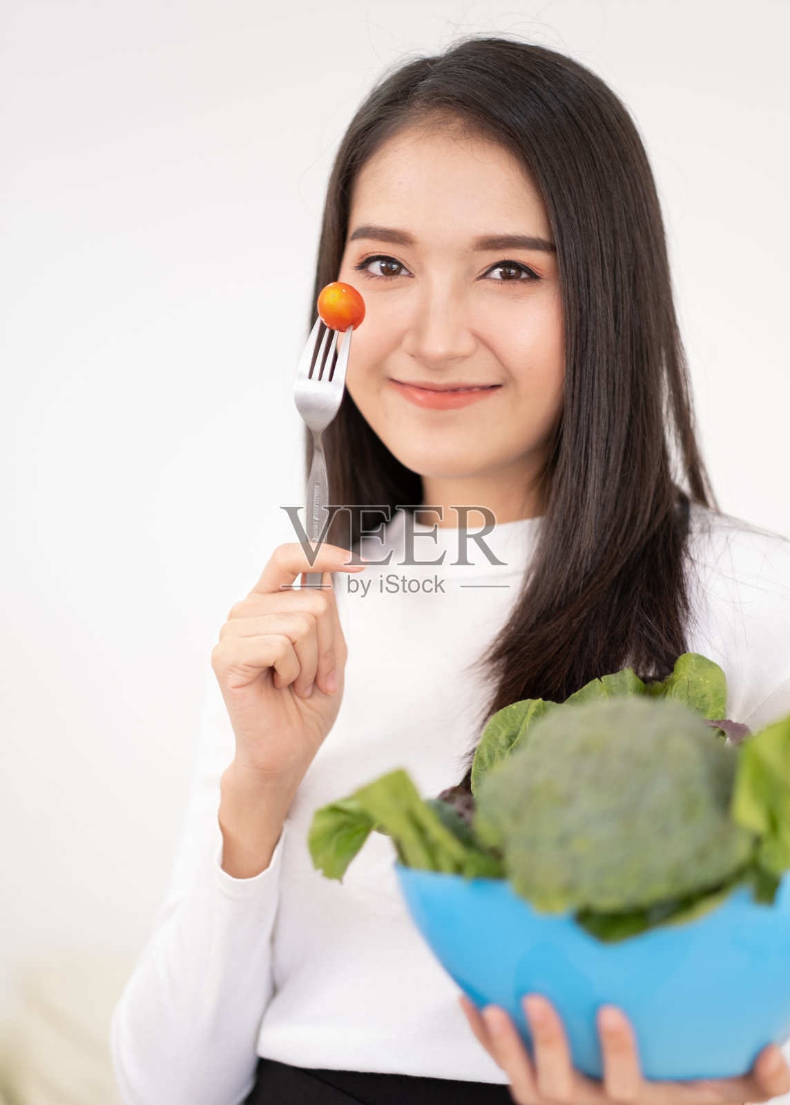 西恩女人吃沙拉照片摄影图片