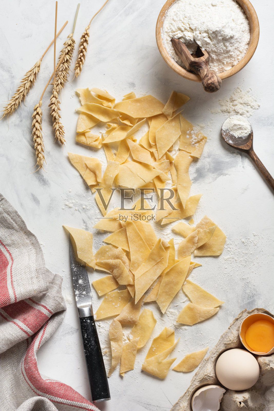 自制新鲜意大利面。传统的意大利美食。烹饪概念。前视图。照片摄影图片