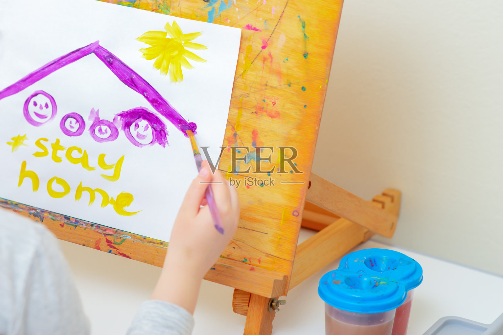 孩子正在画家庭速写画。照片摄影图片