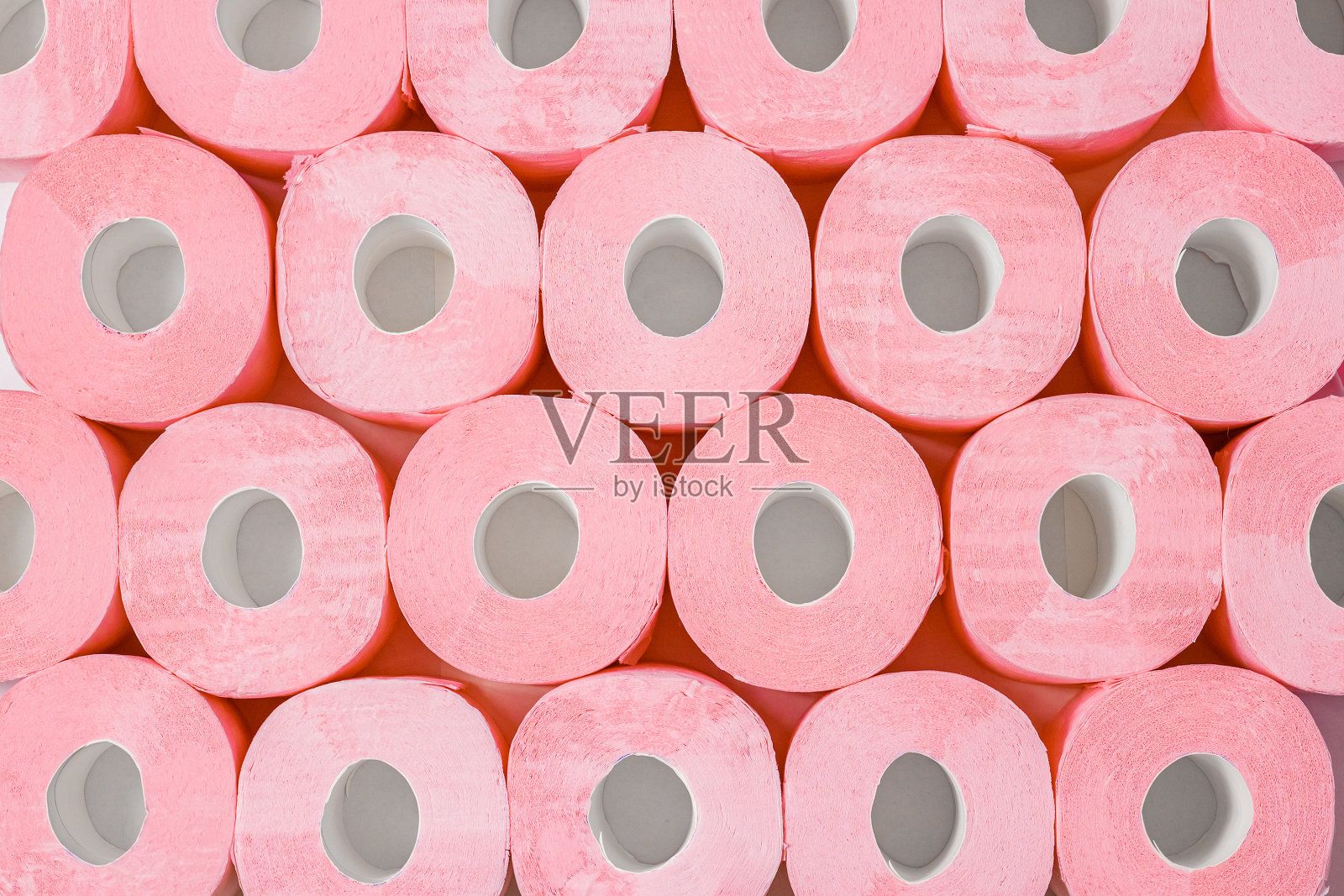 一卷粉色的厕纸。抽象的背景或纹理。大量的粉色厕纸照片摄影图片