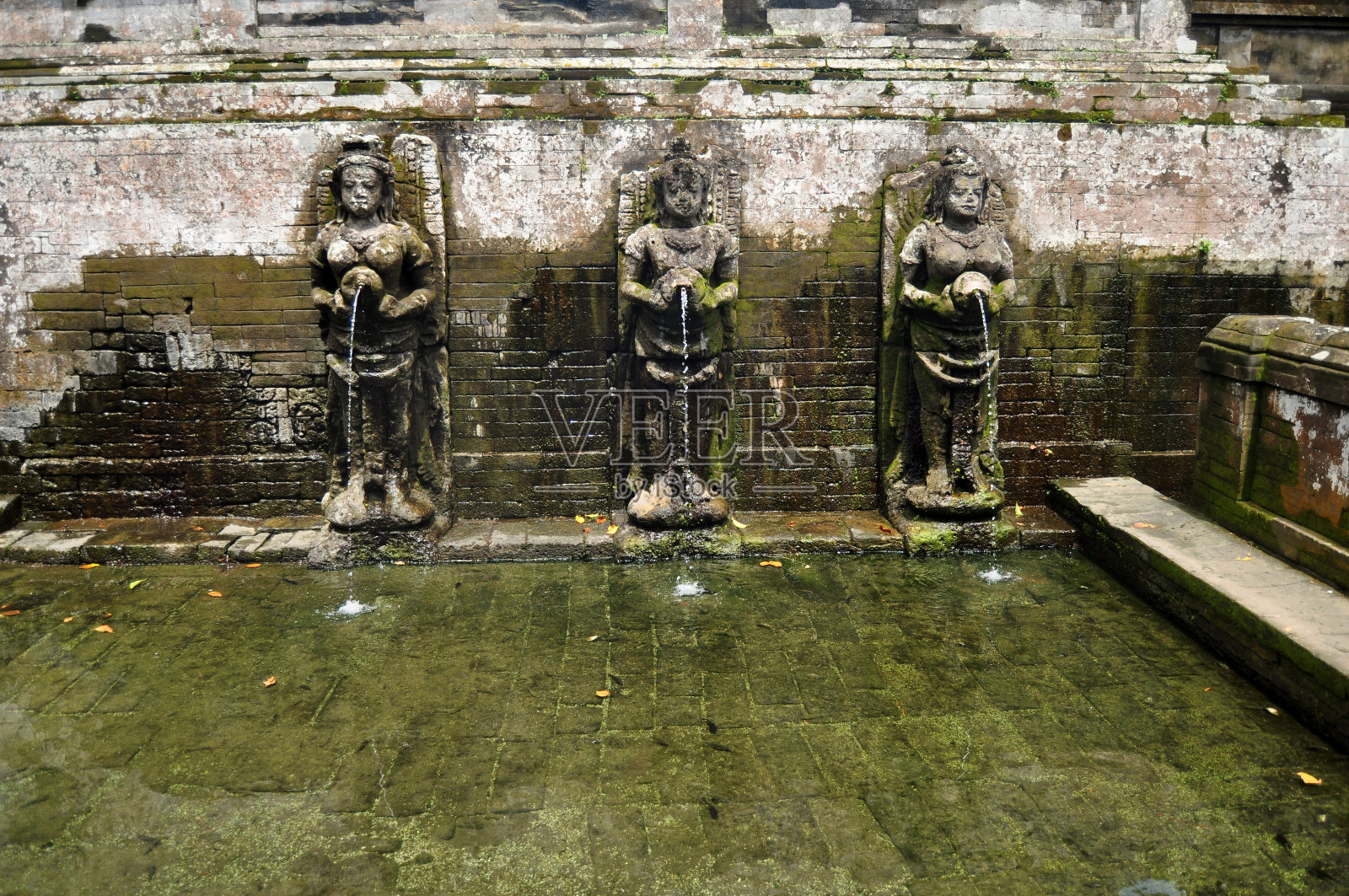 沐浴寺庙人物或圣水喷泉的果阿迦迦或大象洞在巴厘岛，印度尼西亚照片摄影图片