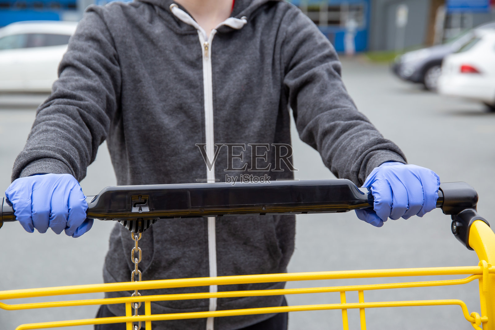 戴着手套的购物车购物者照片摄影图片