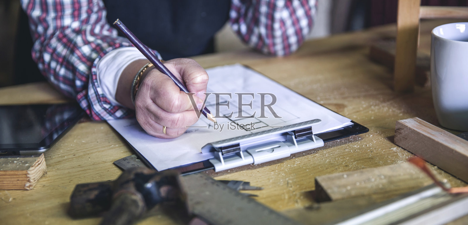 女木匠在她的车间里照片摄影图片