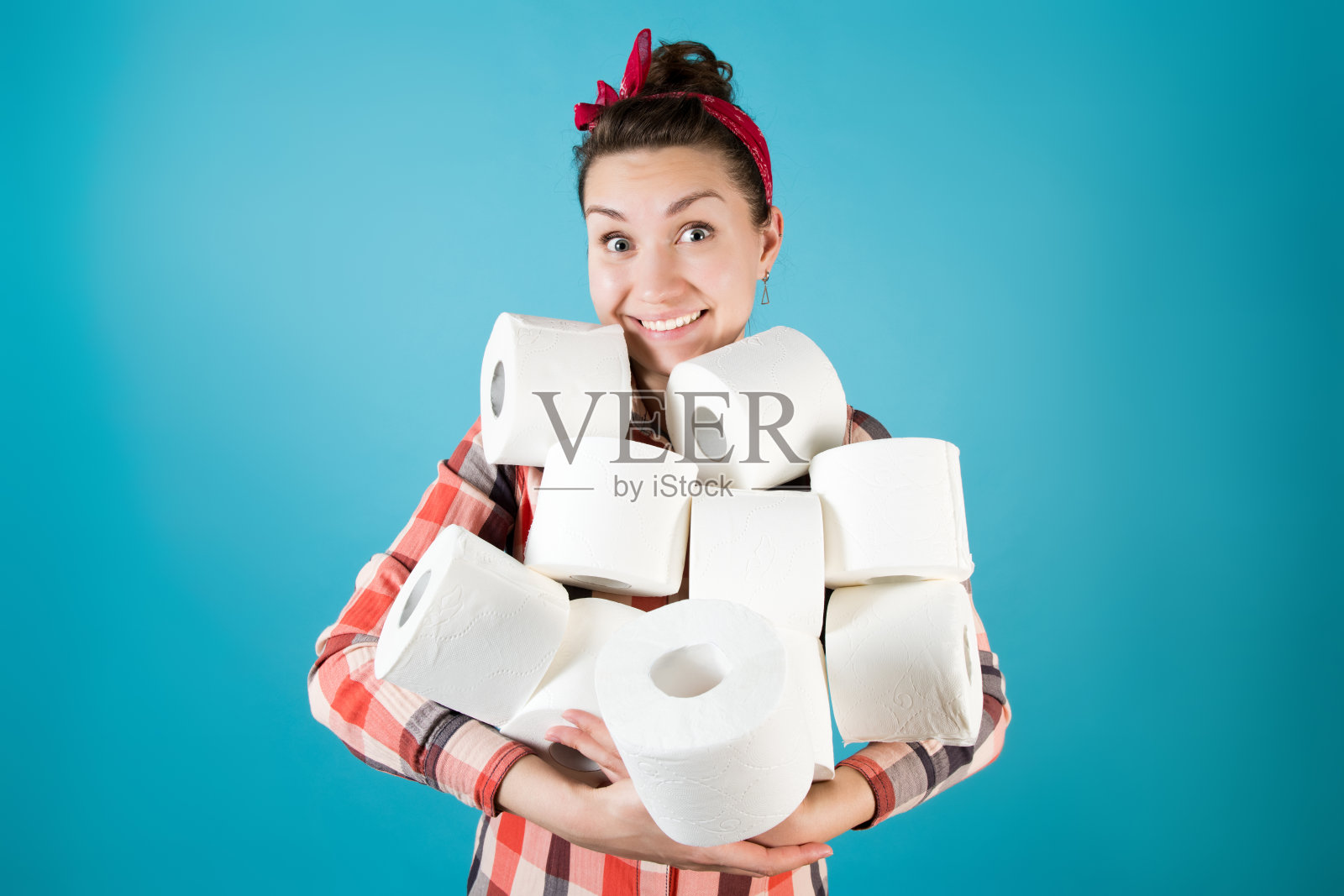 微笑快乐的女孩抱着一卷卫生纸照片摄影图片