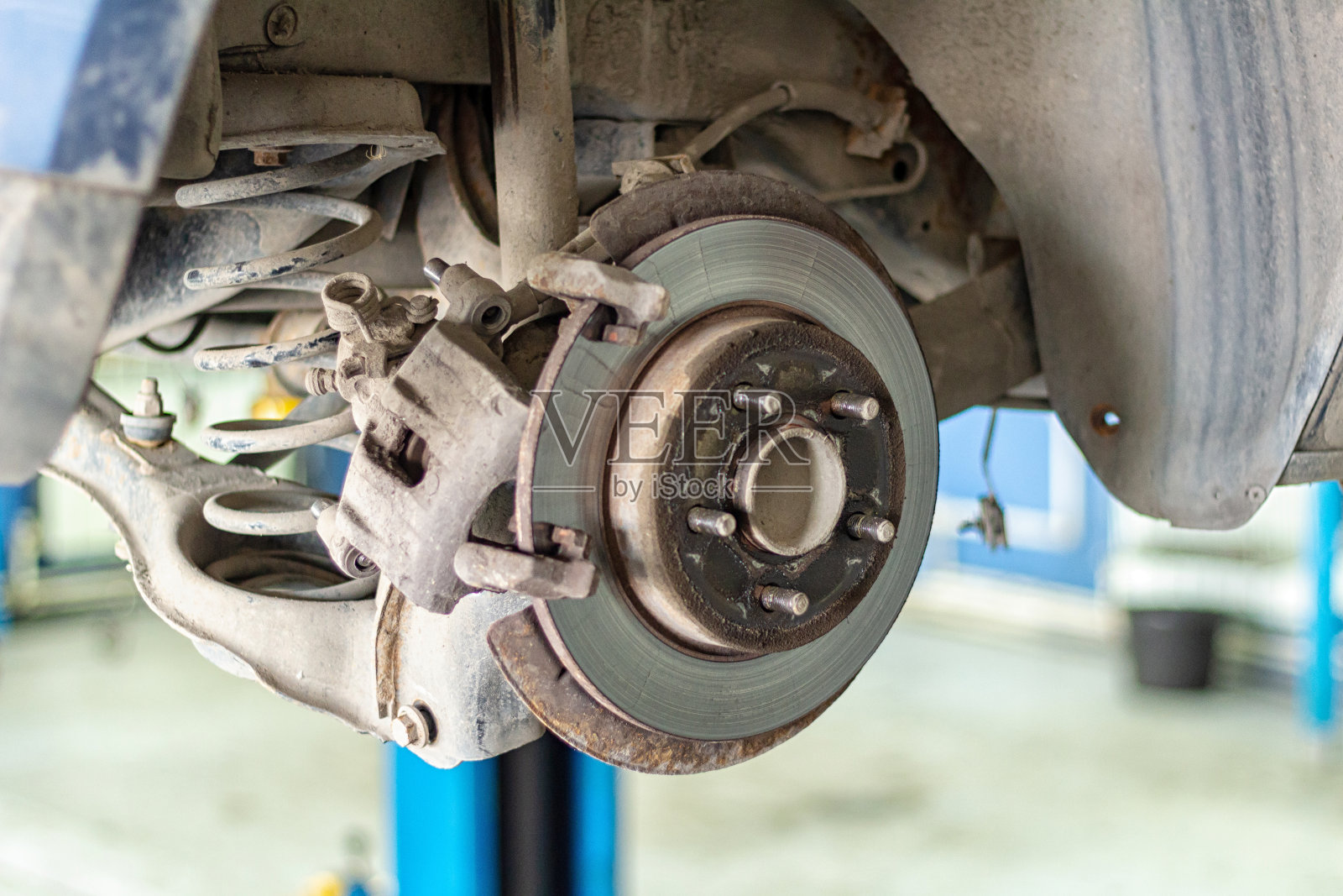 汽车悬挂维修上的一个起重千斤顶在汽车服务特写照片摄影图片