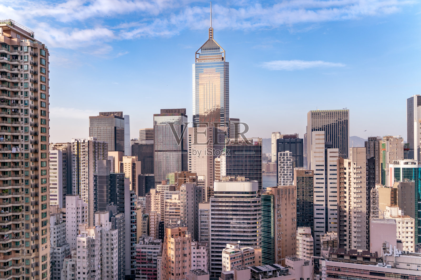 从屋顶俯瞰香港摩天大楼的惊人景观。照片摄影图片