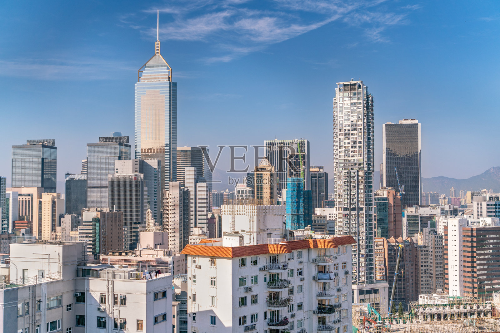 从屋顶俯瞰香港摩天大楼的惊人景观。照片摄影图片