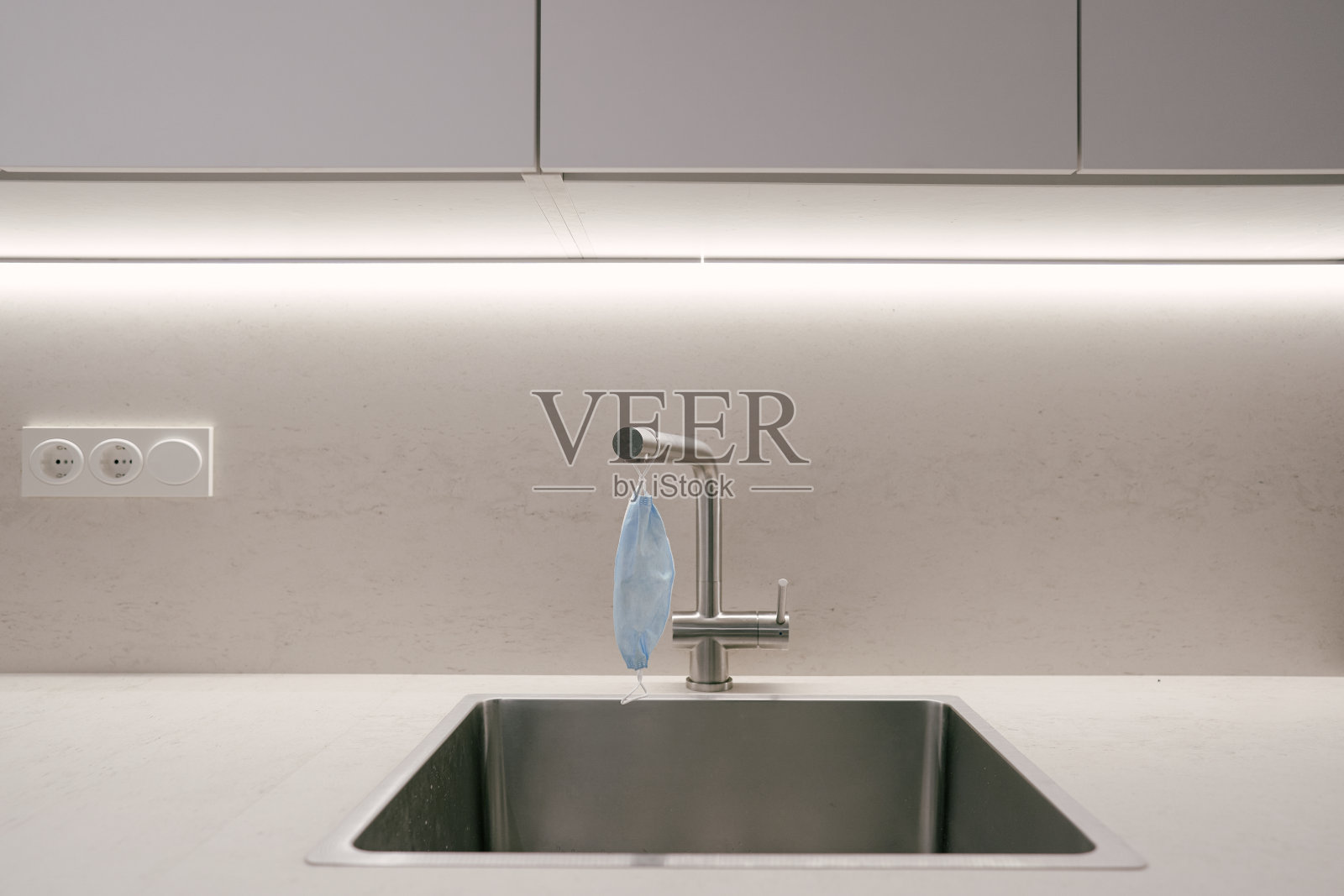 面罩上的水龙头照片摄影图片