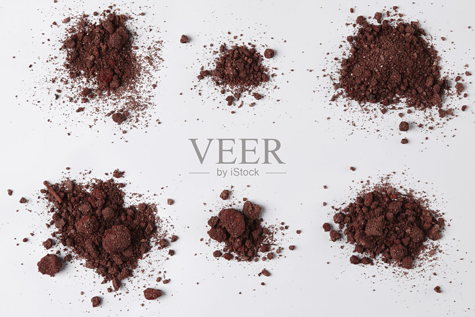 在白色背景上分离的土壤。堆土。照片摄影图片