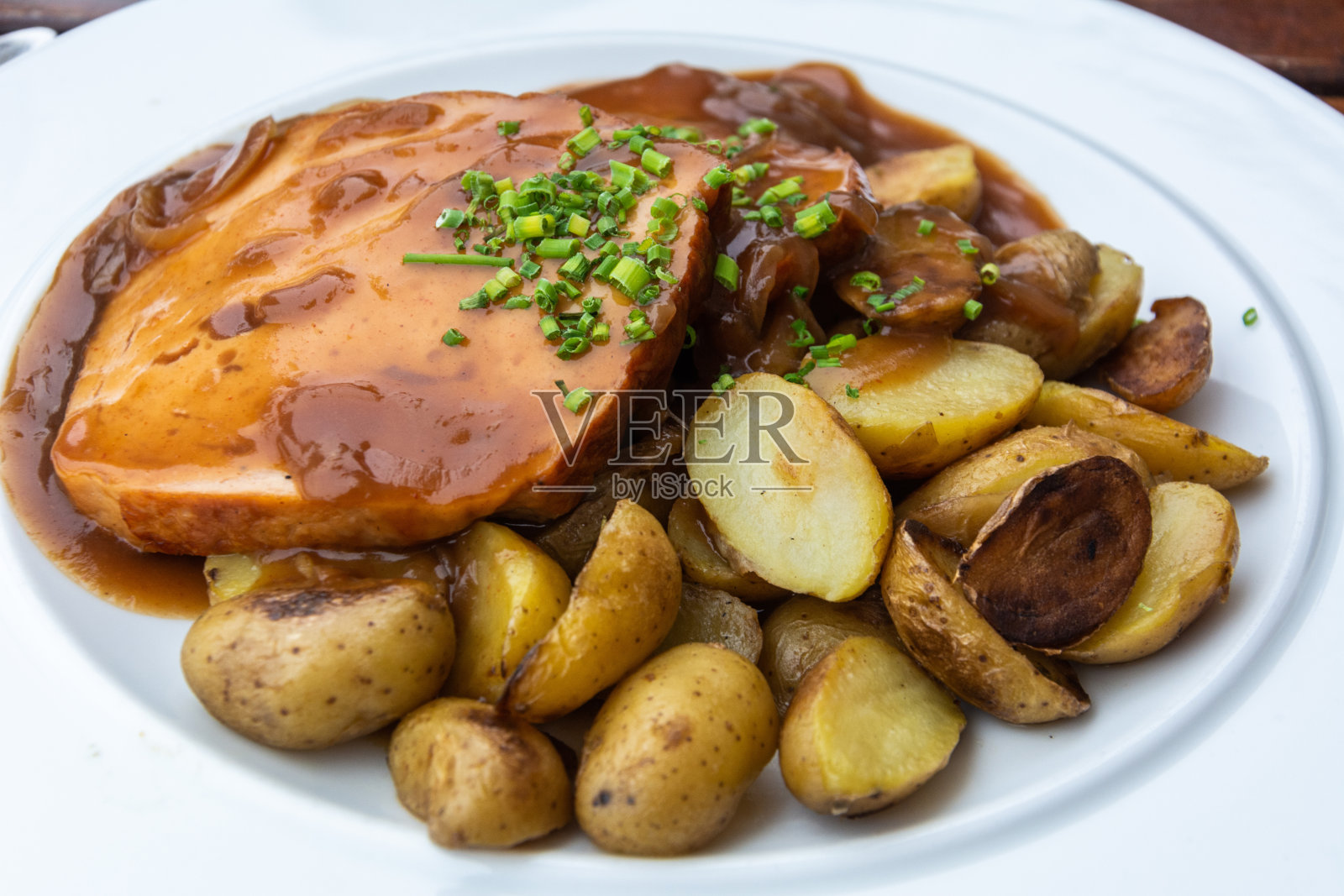 巴伐利亚上等肉饼配洋葱酱和烤土豆照片摄影图片