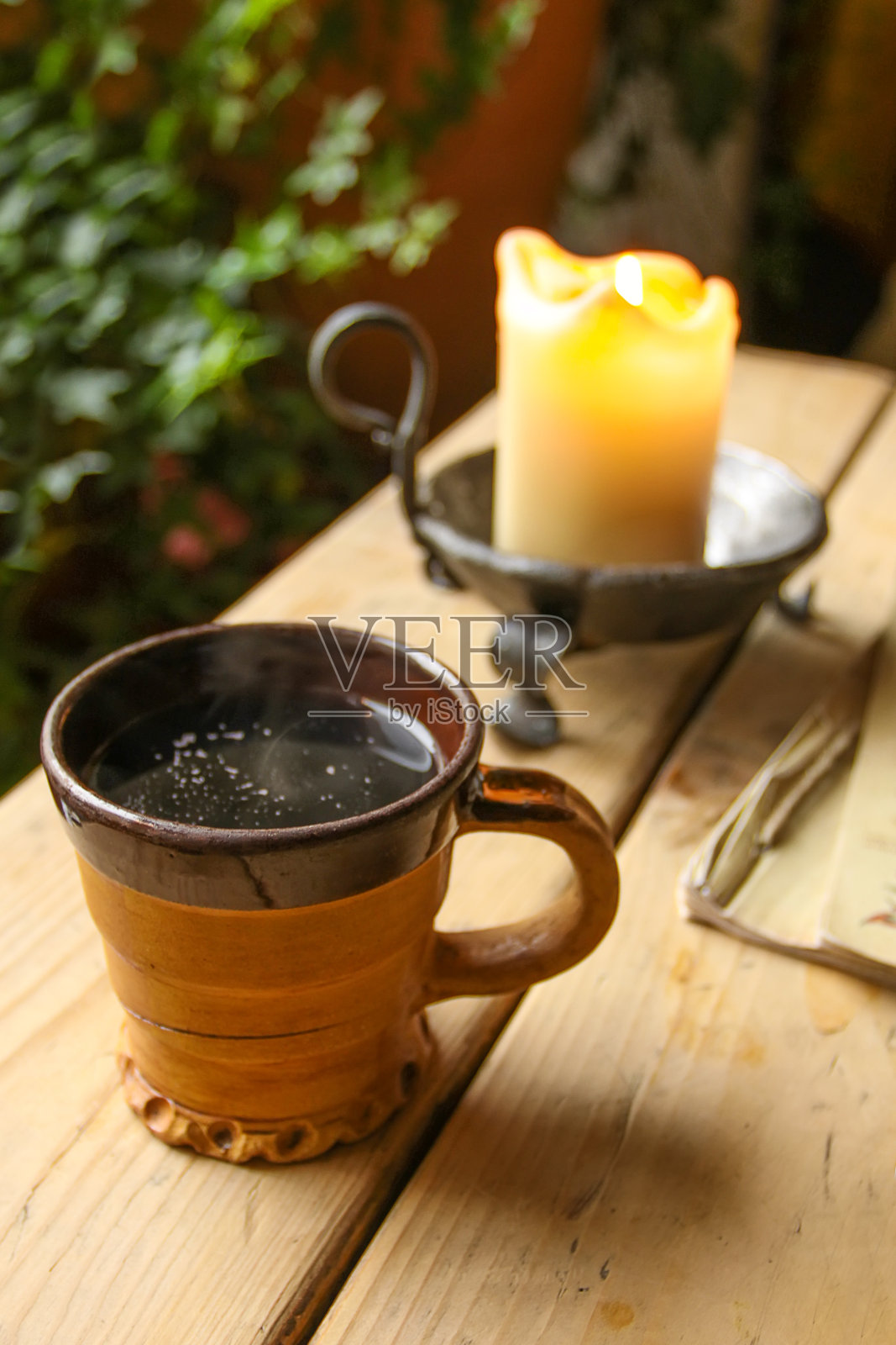 热红酒和蜡烛放在桌上。真实的浪漫的夜晚照片摄影图片